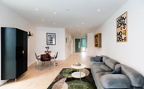 Roots One - Lakeview Escape With Balcony & Parking